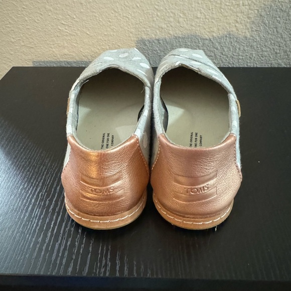 TOMS Gray Felt Polka Dot Shoes with Rose Gold Heel Like New Sz 6.5 - Picture 2 of 4